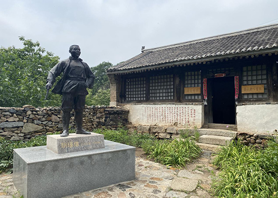 县长胡瑛像.jpg